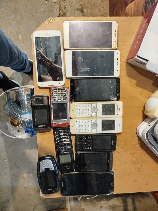 Телефони за части