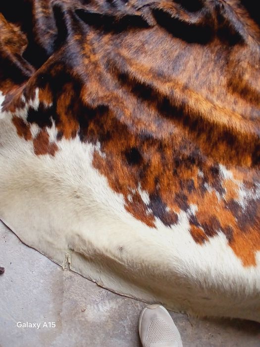 Голяма обработена кожа от бик -килим