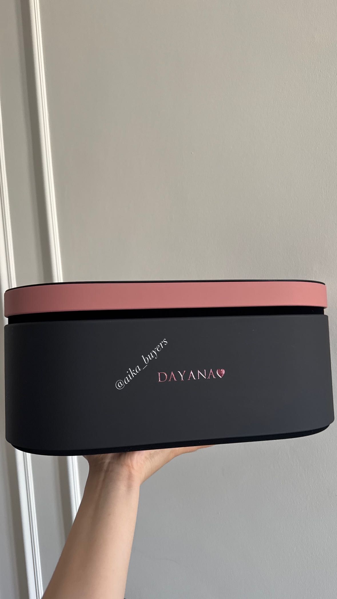 Оригинальная гравировка на кейс от Дайсон Dyson