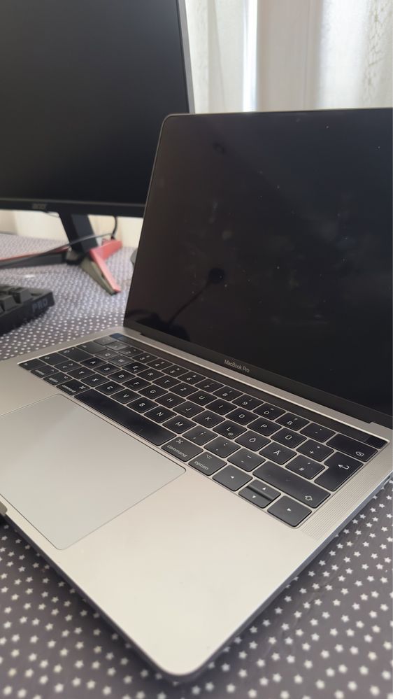 Macbook Pro 12gb ram Touchbar