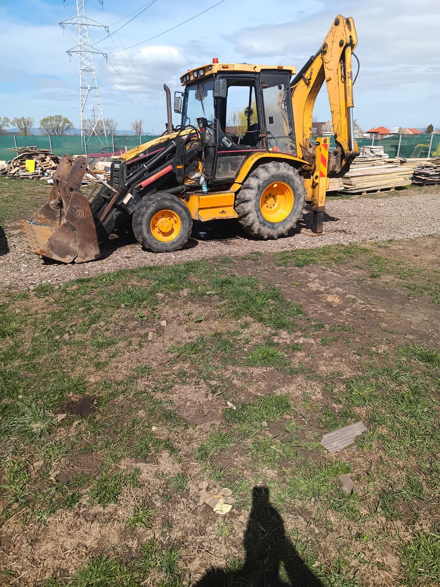 Închiriez buldoexcavator, miniexcavator,bobcat..