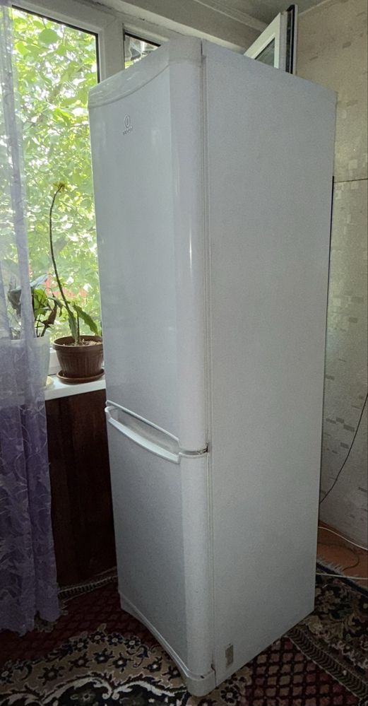 СРОЧНОдвухкамерный холодильник INDESIT