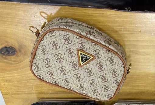 Раници и малки чанти на LV, Guess, Dior