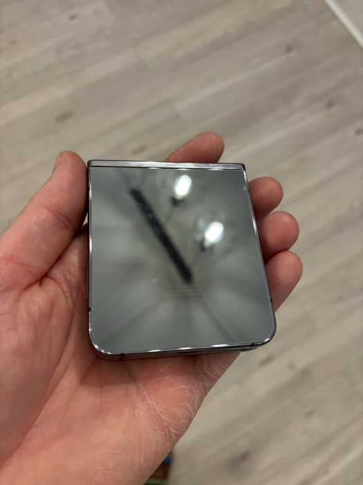 Galaxy Z Flip5 8GB RAM 256GB ROM Model SM-F731B Original ca NOU impeca