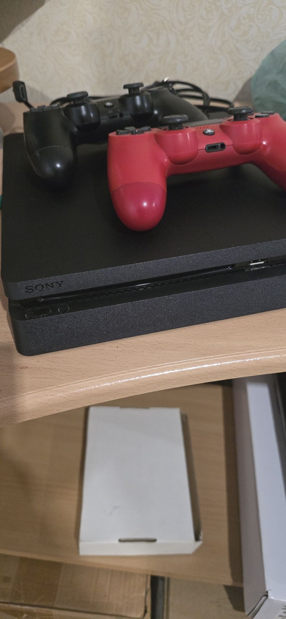 Sony ps4 + 2 джойстика и 5 дисков