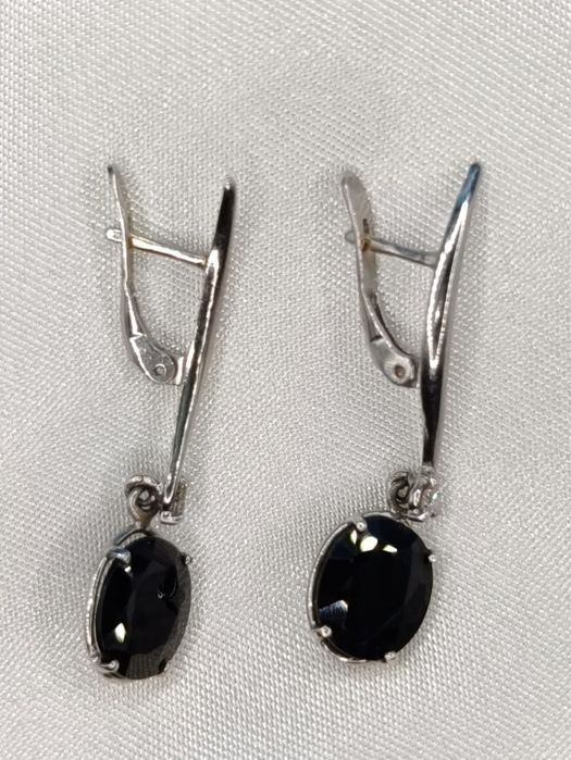 ПродамЗолотые (белое золото] серьги с бриллиантом и природным сапфиром