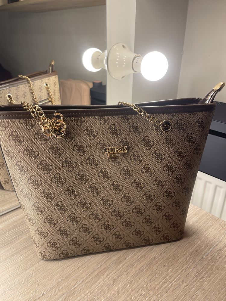 Чанта Guess в кафяв цвят