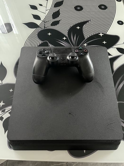 Vând PS4 cu 4 jocuri plus consolă pret negociabil sau schimb