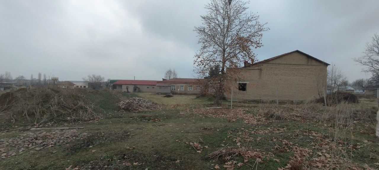Нежилое. Ахангаран 105 сот.Здание 850мцена300000уе.Срочно.