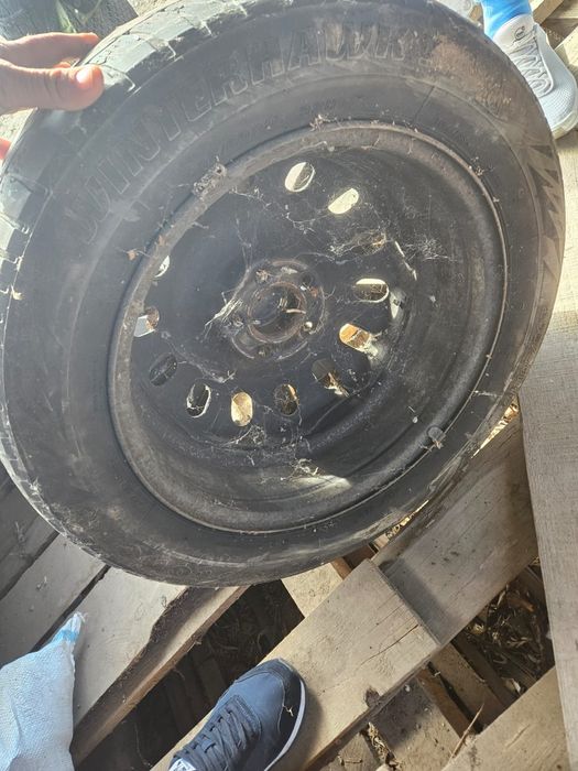 Vand 4 genti tabla cu capace si anvelope peugeout