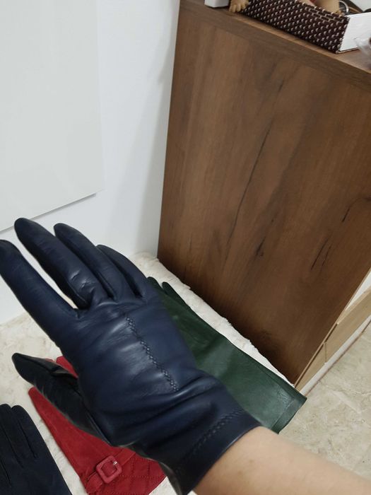 Дамски ръкавици, от естествена кожа и велур.