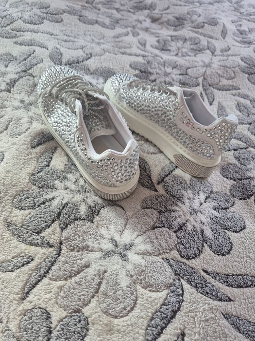 Бели кецове с камъчета