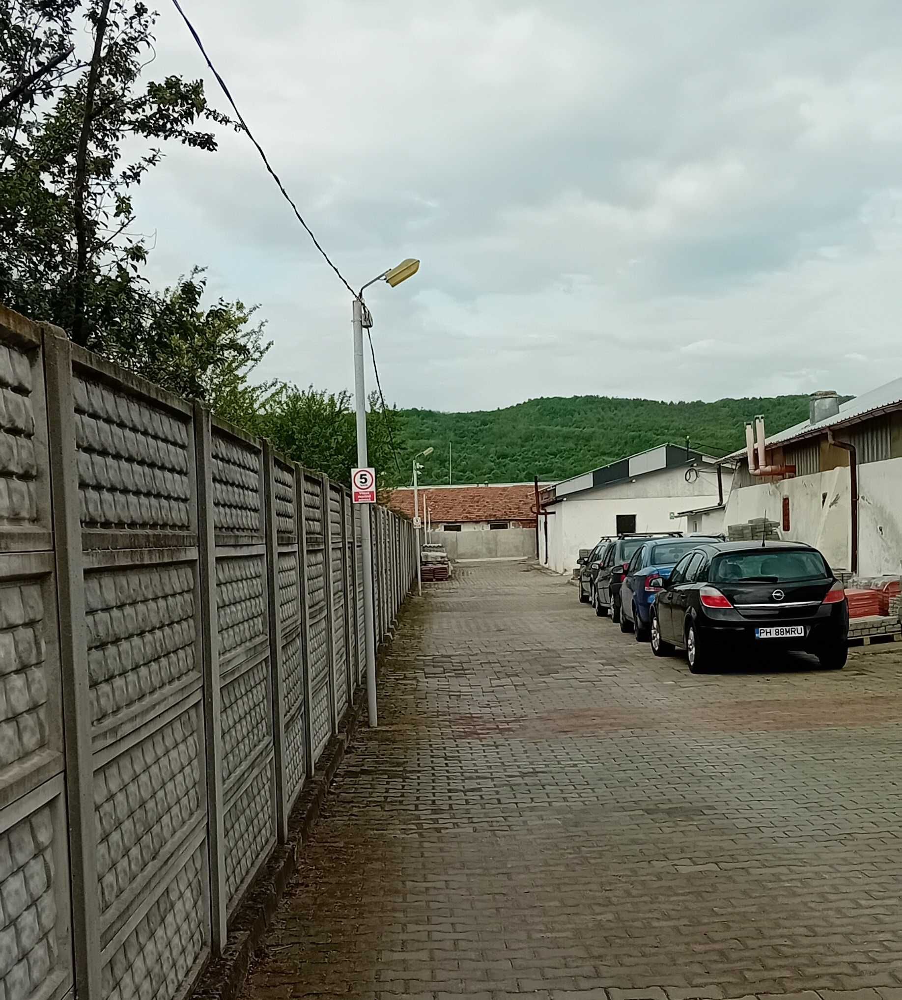 Hala 230 mp,birouri 40 mp,teren 600 mp Magureni-Prahova-5 km din DN1.