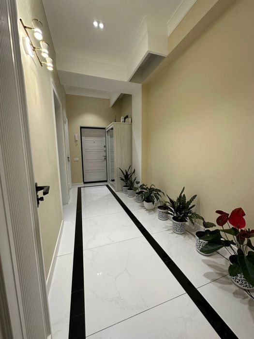 3 xonalik kvartira sotiladi. 1-etaj 92 kv lik xonadon.