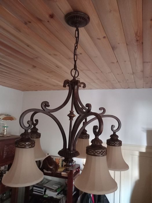 Vând lustra din fier forjat,nuc ivoir, abajur sticlă opal,5×E27