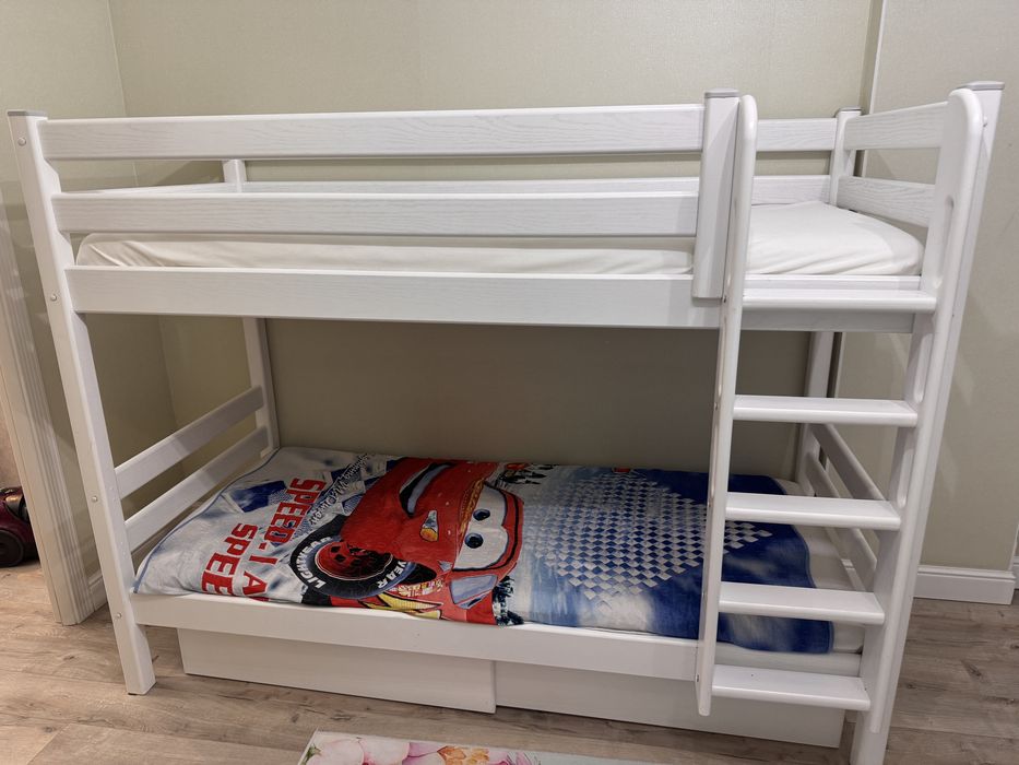 двухъярусную кровать. Почти не использовали