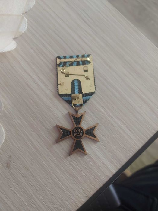 Vand lot medalie comemorativa si 5 monede de 100 de lei