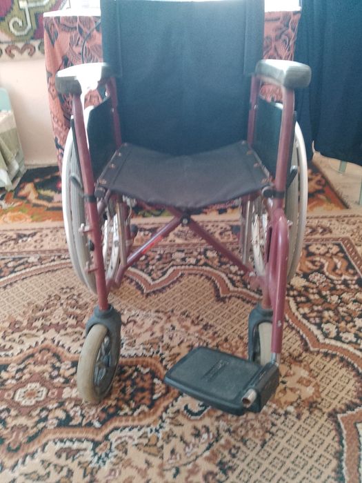 Vând scaun cu rotile