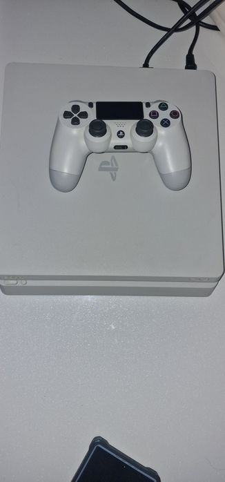 Vând PlayStation 4