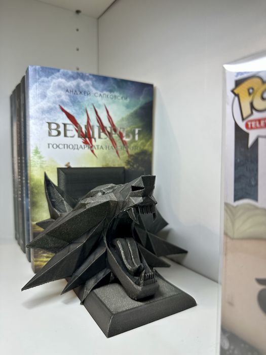 3D принтирана поставка за книги „Вещерът“ – глава на вълк