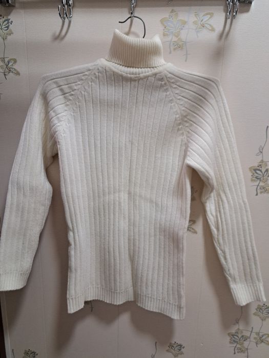 Женские тёплые вещи
Свитера по 75000 за каждую
Водолазка 55000
Юбка