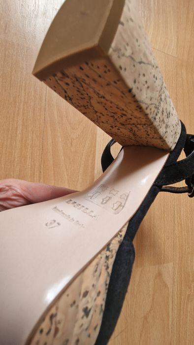 Vând sandale elegante , sunt noi, la prețul de 1000 lei( cel de