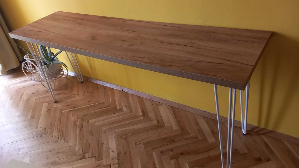 Детско бюро с метални крачета