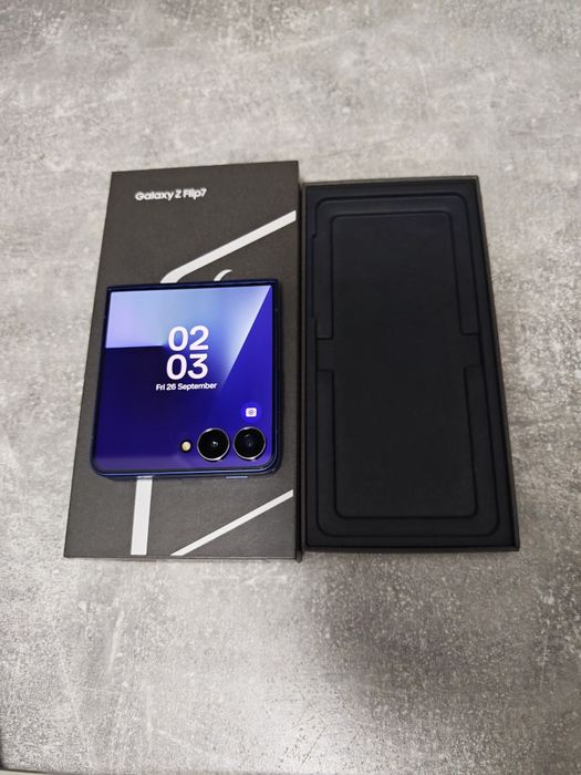 Vând sau schimb Samsung Z Flip 7 512GB Că Nou totul original liber ret
