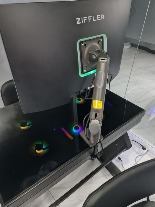 компьютер на столе