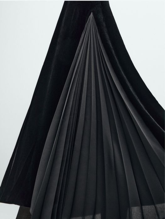 Rochie  Massimo Dutti din catifea neagra.