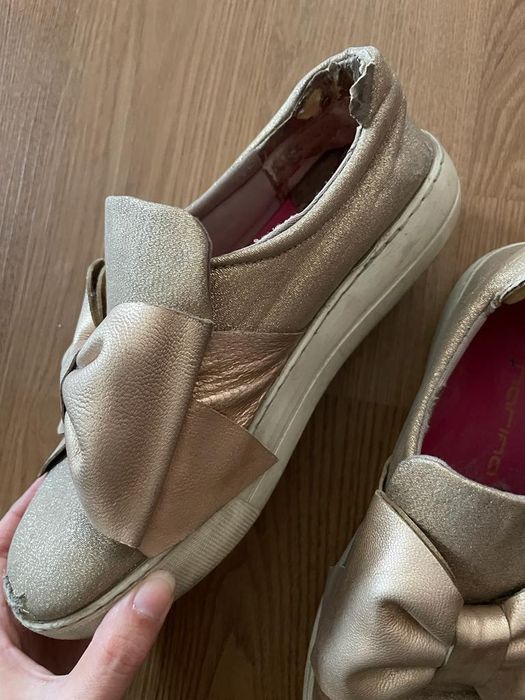 Золотистая обувь с бантом