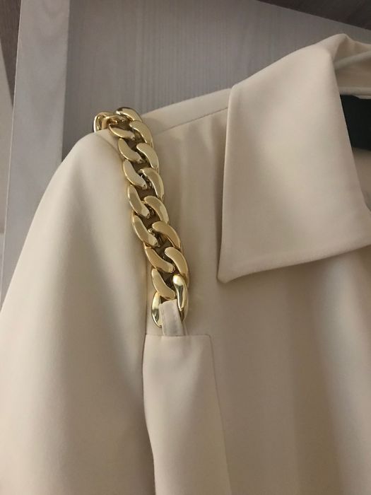 Бутиково Манто/Шлифер в цвят крем със златни акценти