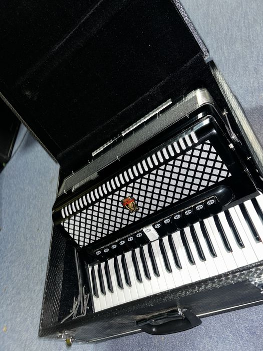 Vând Acordeon Parrot 120 de basi