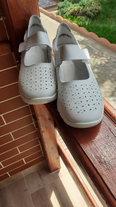 De vanzare pantofi perforați, din piele naturală.