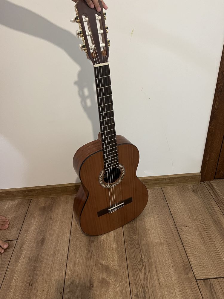 Продавам класическа китара SOLOIST S58C