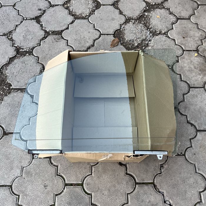 Стекло левой двери делика delica