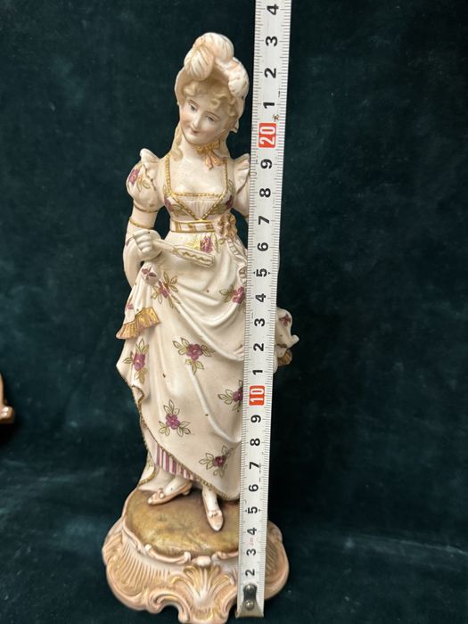 Statueta din portelan. Veche, semnata.