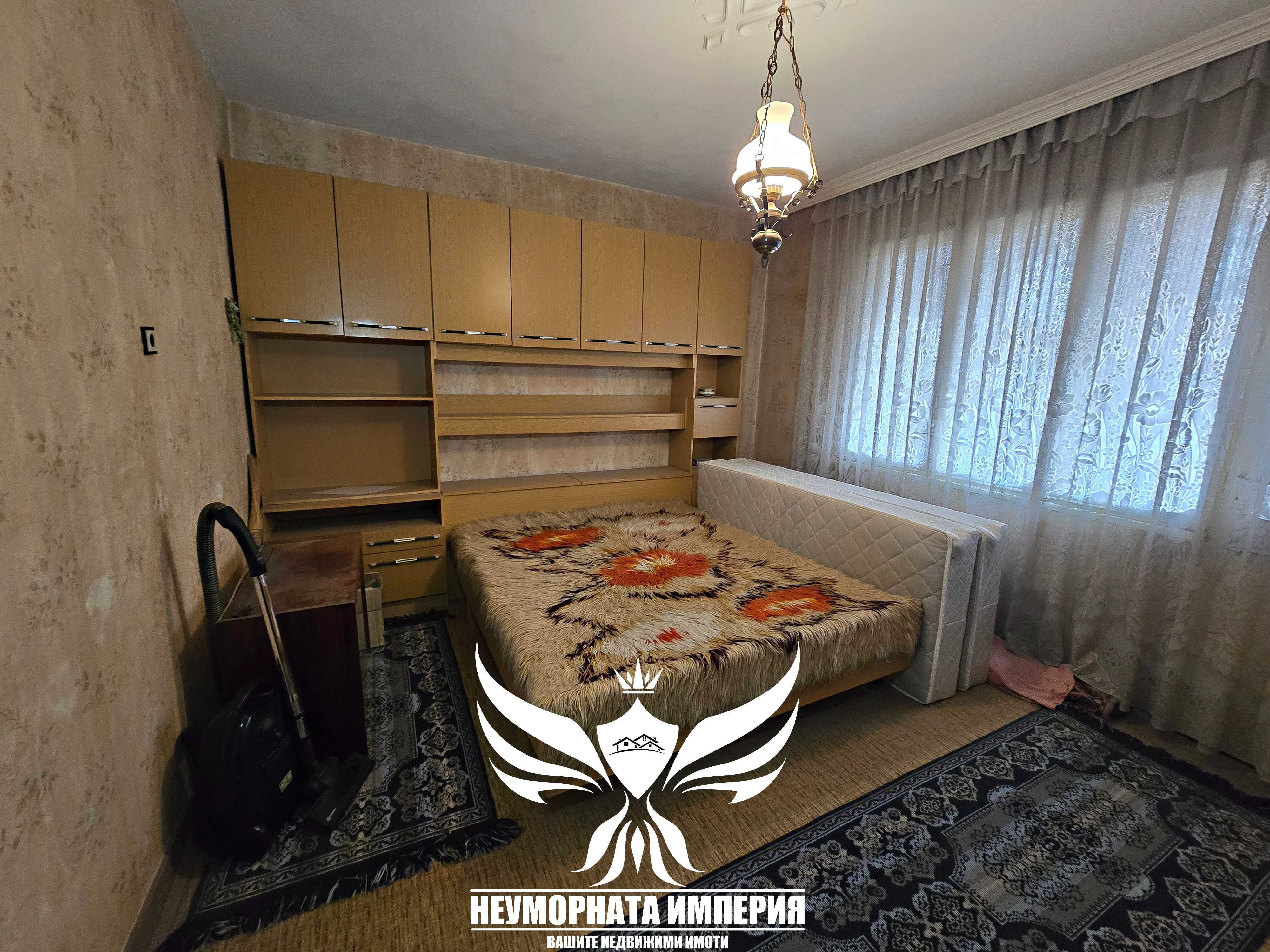 Продавам тристаен 120кв. с гараж и дворно място в Асеновград