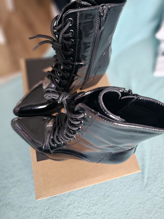 Vând ghete damă lăcuite mărimea 37 !