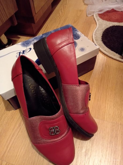 Vând pantofi mocasini dama negri și roșii mărimea 38