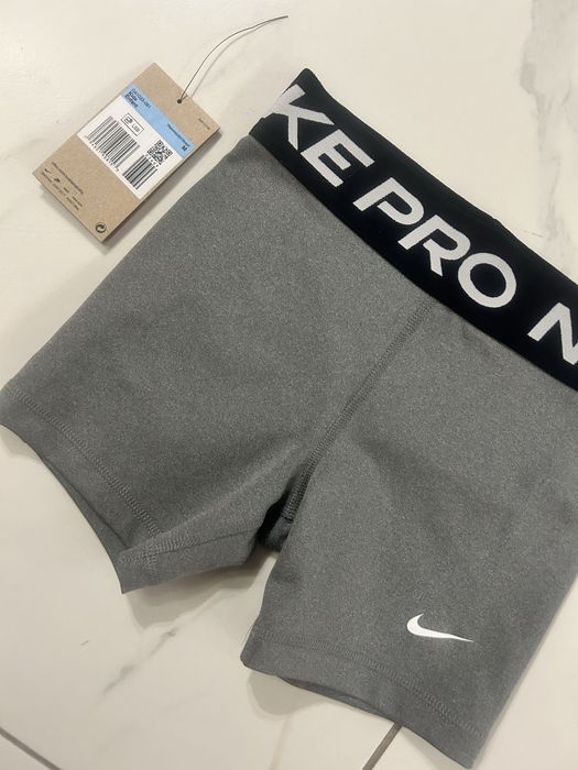 Продавам Новo nike pro