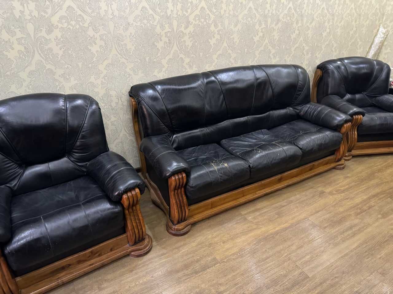 Продам кожаный диван с креслами