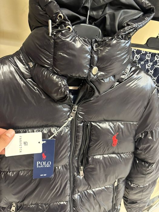 Geaca neagră Polo Ralph Lauren, perfectă pentru zilele reci. Design ic