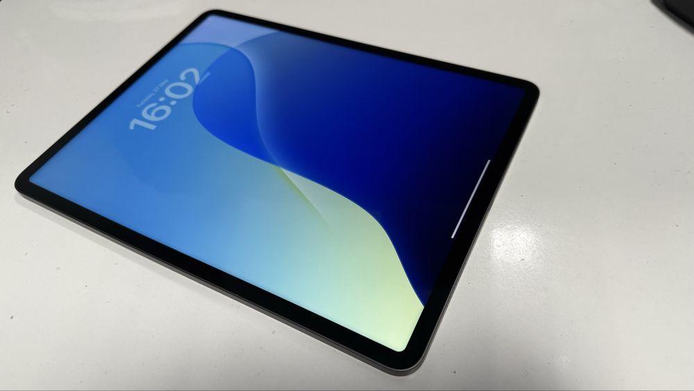 Продавам iPad Pro 12.9”(5th Gen) A2378, 128GB, Wi-Fi, Gray