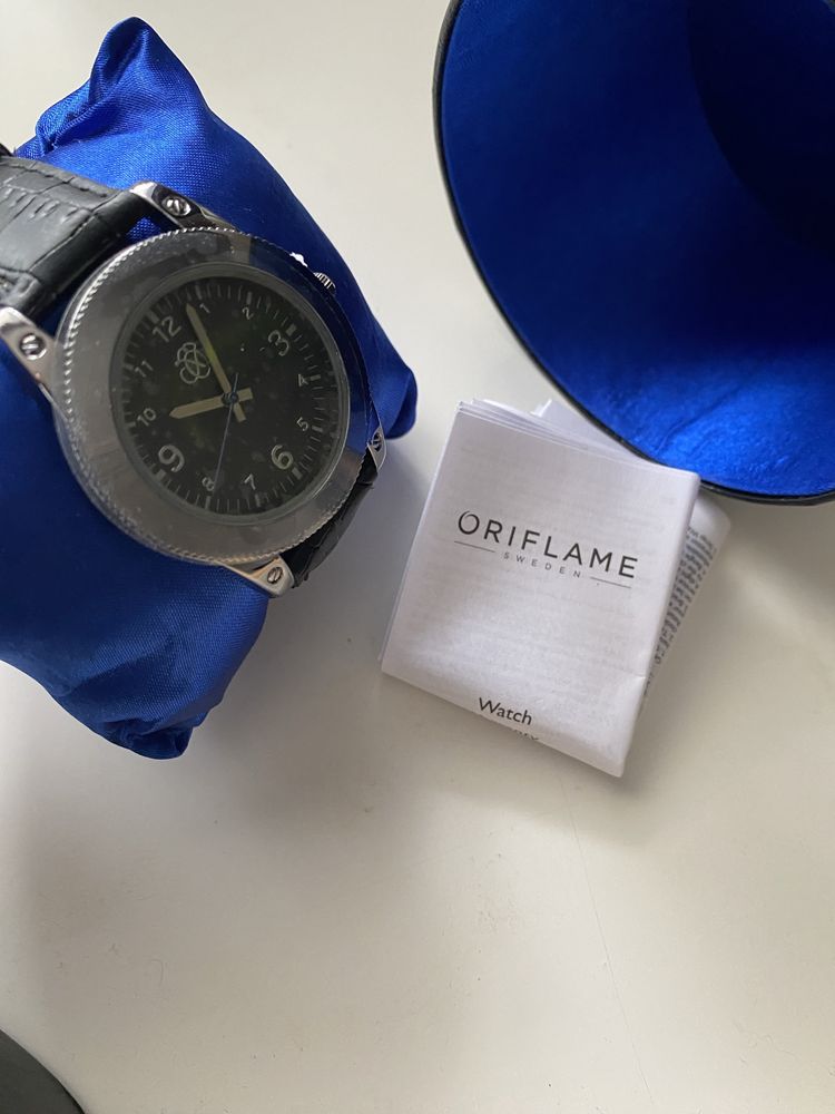 нов Часовник Oriflame с кутия
