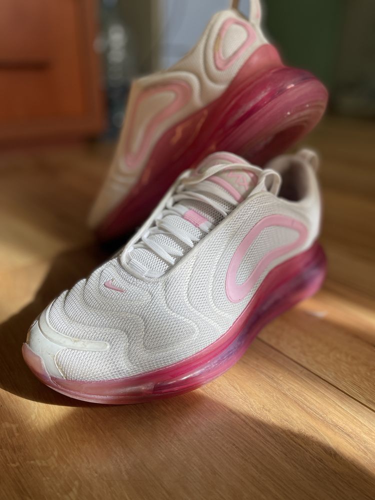 Nike AirMax720 .