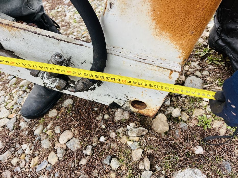 Incarcator frontal, brat cu cilindri hidraulici si suport Hauer cupa