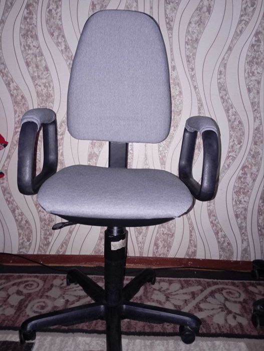 офисное кресло в отличном