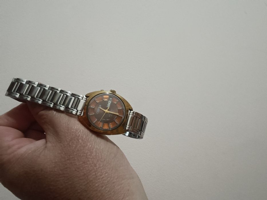 Срочно продам часы Слава  AUI