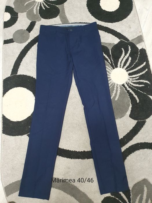 Vând rochițe și pantaloni bărbătești